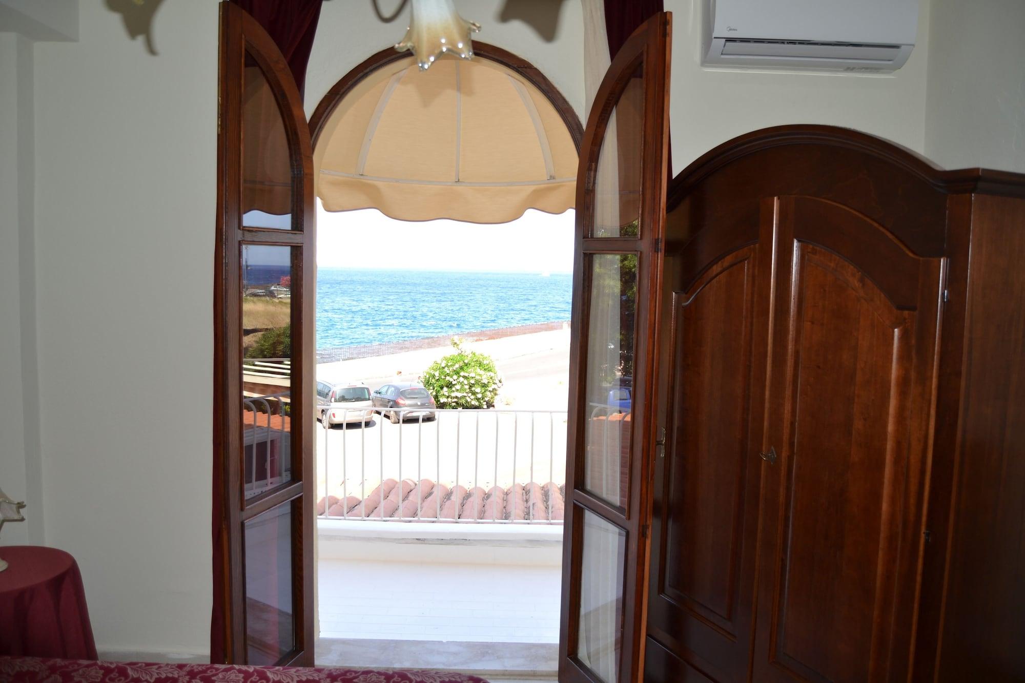 Hotel Porto Azzurro Giardini Naxos Exteriör bild