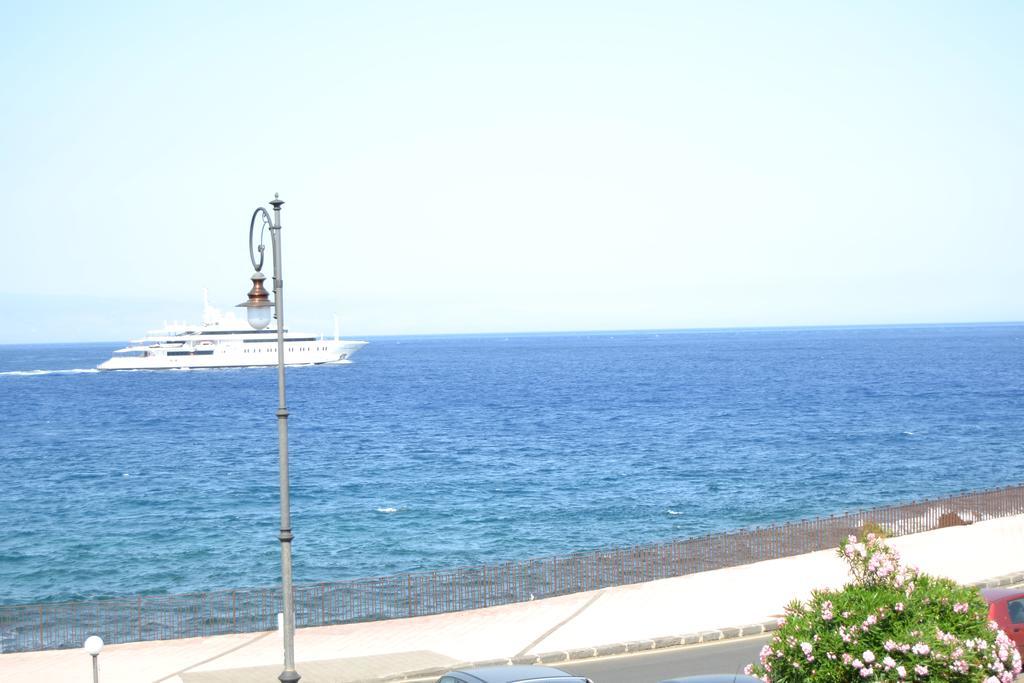 Hotel Porto Azzurro Giardini Naxos Exteriör bild