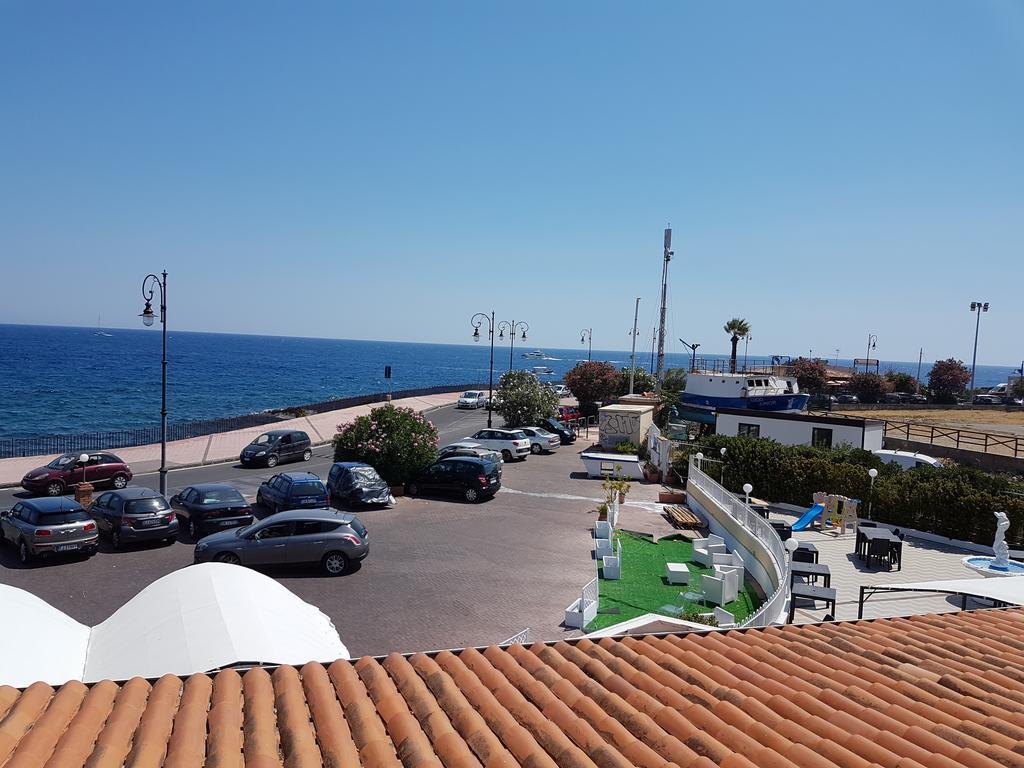 Hotel Porto Azzurro Giardini Naxos Exteriör bild