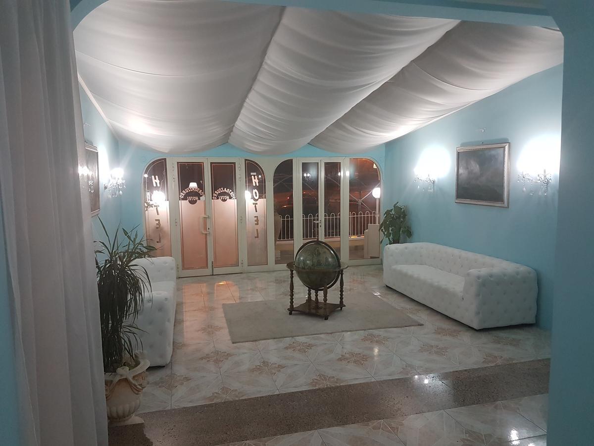 Hotel Porto Azzurro Giardini Naxos Exteriör bild