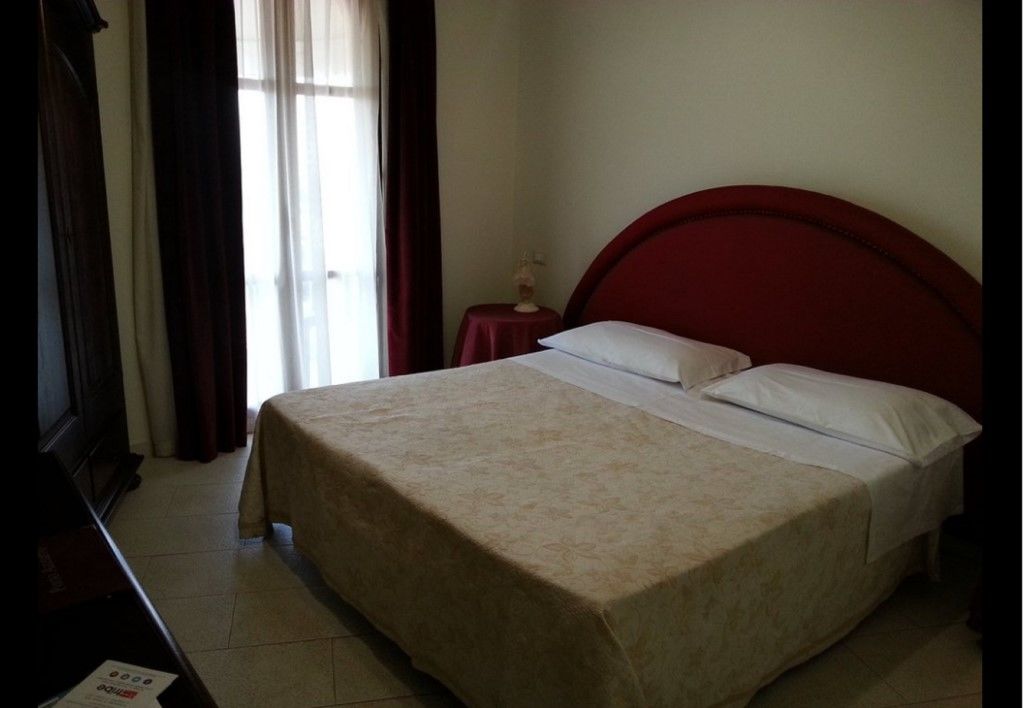 Hotel Porto Azzurro Giardini Naxos Exteriör bild